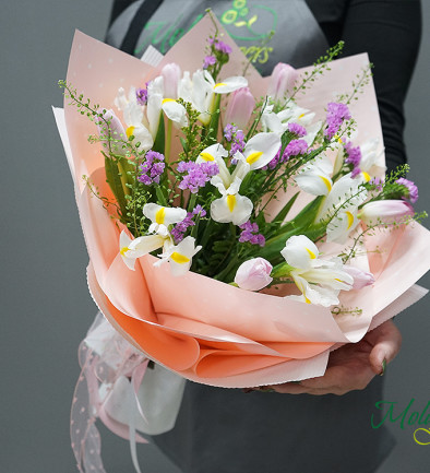 Bouquet with white irises and tulips photo 394x433